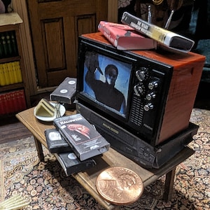 ホラー ビンテージ VHS 1:12 または 1 6 スケール ドールハウス/ジオラマ/ミニチュア 印刷可能な PDF ダウンロード ハロウィーン VHS テープ ミニチュア DIY