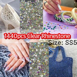 Op de afbeelding: Een collage met heldere strass-steentjes, een pumps en een blauwe handtas, allemaal versierd met sprankelende kristallen. De afbeelding bevat de tekst "1440pcs Clear Rhinestone Size: SS5."