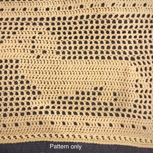 Op de afbeelding: Een beige gehaakte deken met een herhalend patroon van gaten. De deken heeft een eenvoudige rand. "Pattern only" staat onderaan de afbeelding.