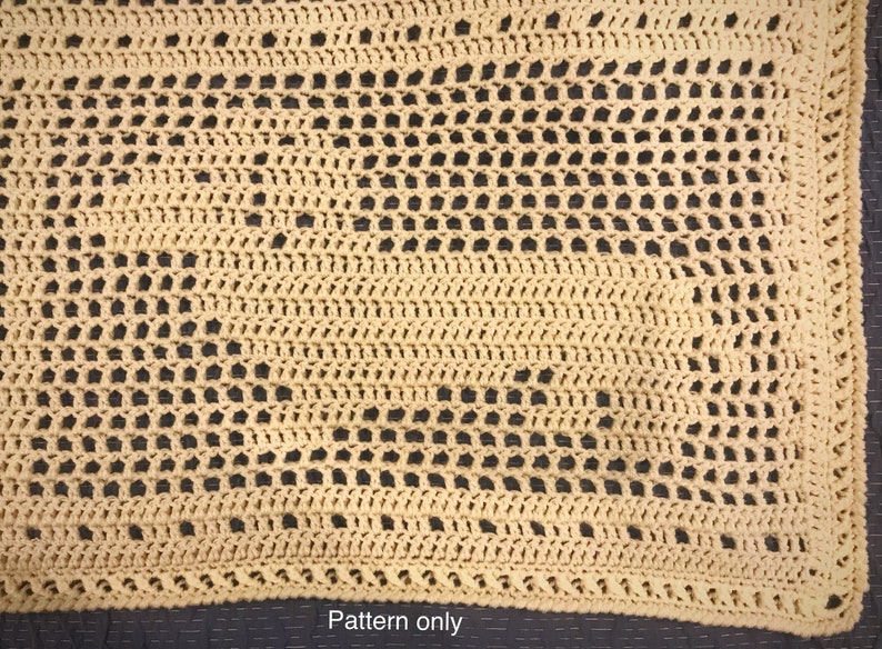 Op de afbeelding: Een beige gehaakte deken met een herhalend patroon van gaten. De deken heeft een eenvoudige rand. "Pattern only" staat onderaan de afbeelding.