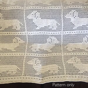 Op de afbeelding: Een gehaakt deken met een delicaat patroon in cr&egrave;mekleur. Het deken ligt op een bruine leren bank. De tekst "Pattern only" is zichtbaar onderaan de afbeelding.