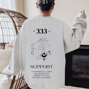 333 Numeri degli angeli (mano) Girocollo unisex