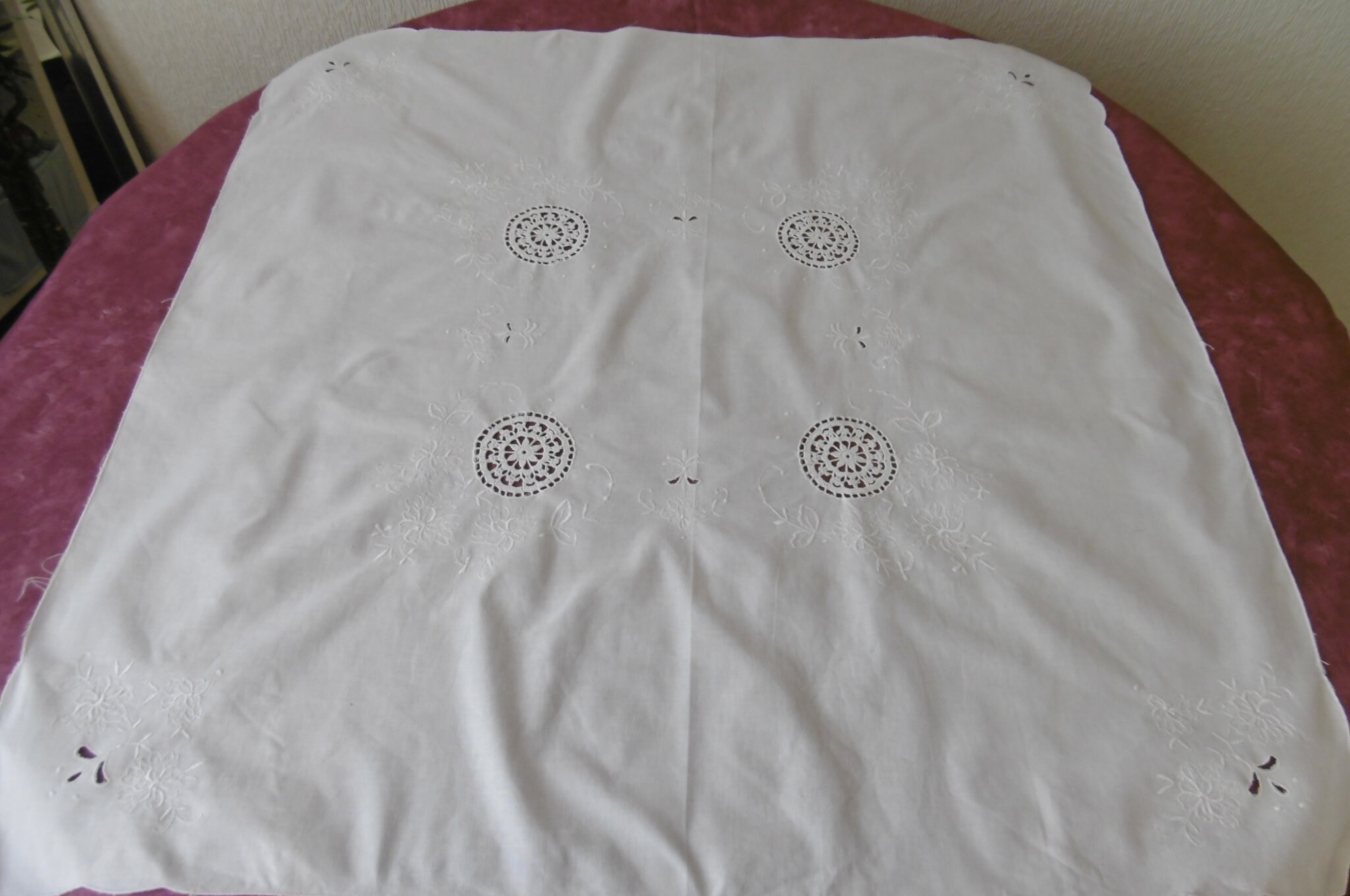 Nappe Entourée de Festons avec Broderies et Écussons Crochet