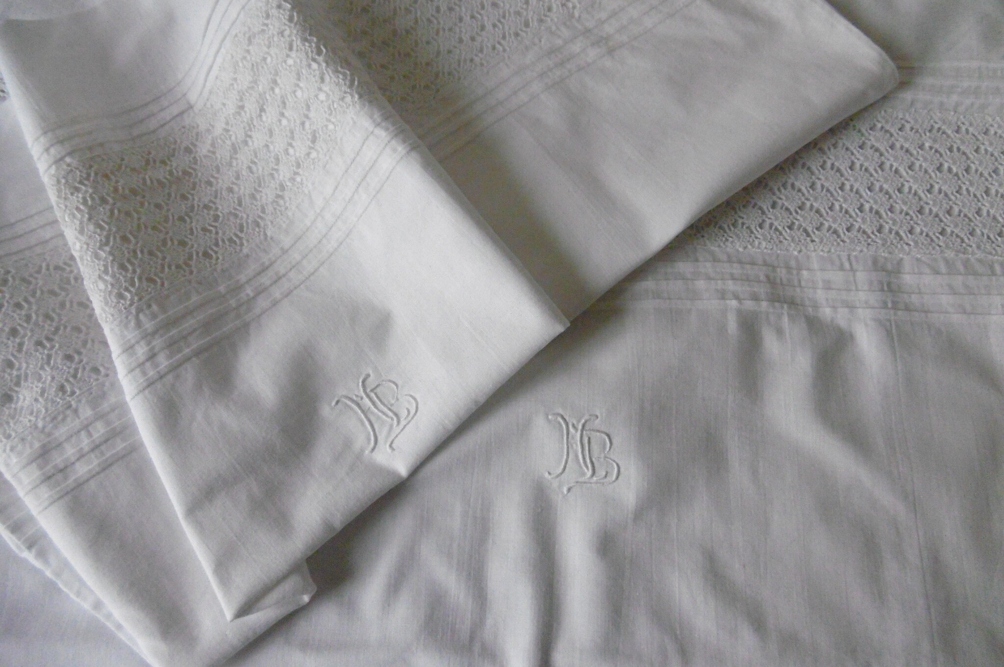 2 Taies d'oreiller Monogrammées avec Entredeux en Crochet et Plis Plats