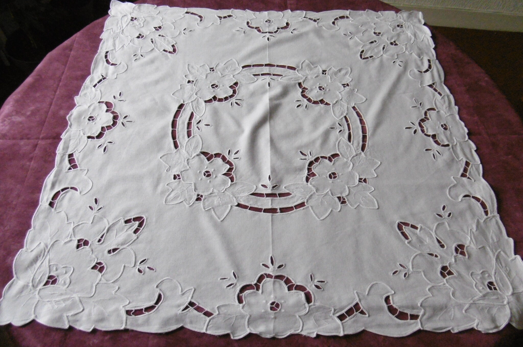 Nappe ou Surnappe Brodée et Ajourée