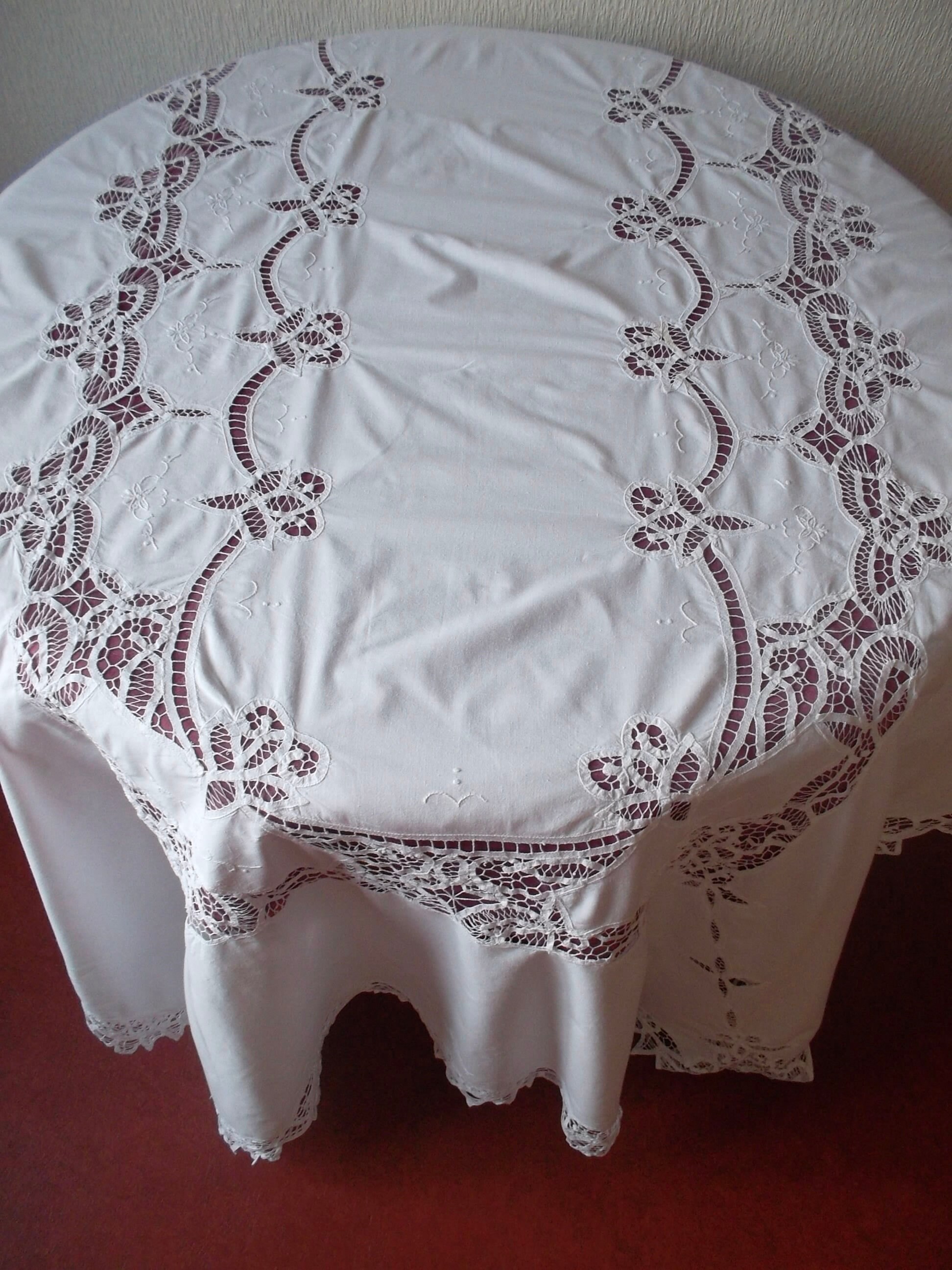 Nappe de Réception Recouverte Dentelle et Broderies