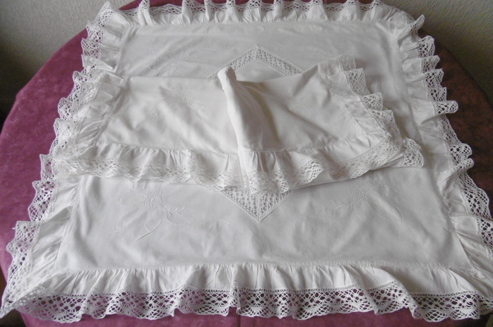 2 Taies Brodées Autour de L'entredeux et Entourées d'un Volant avec Dentelle