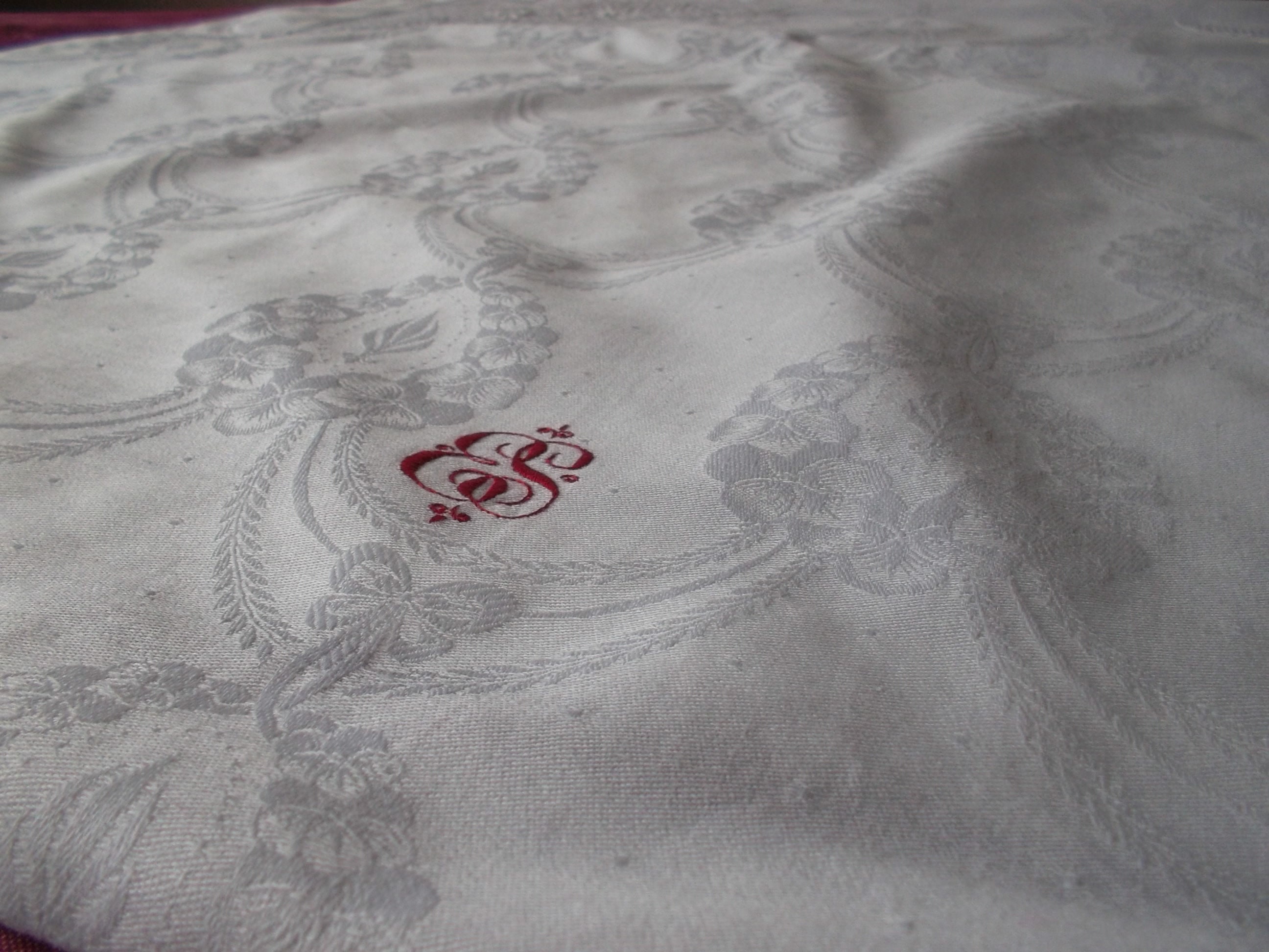 Taie d'oreiller en Damas Lumineux avec Insertion de Dentelle et Brodée d'un Monogramme