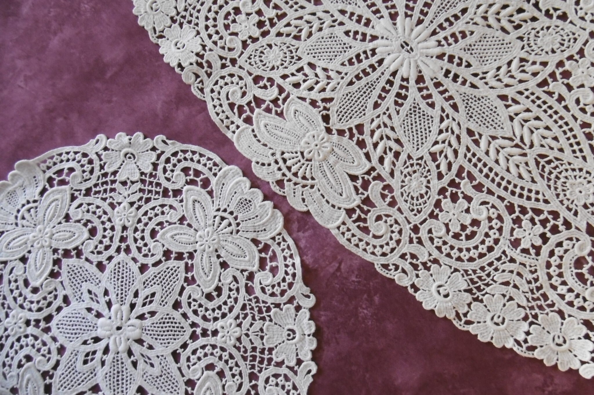 1 Chemin + 1 Dessous de Vase en Dentelle Venise Mécanique