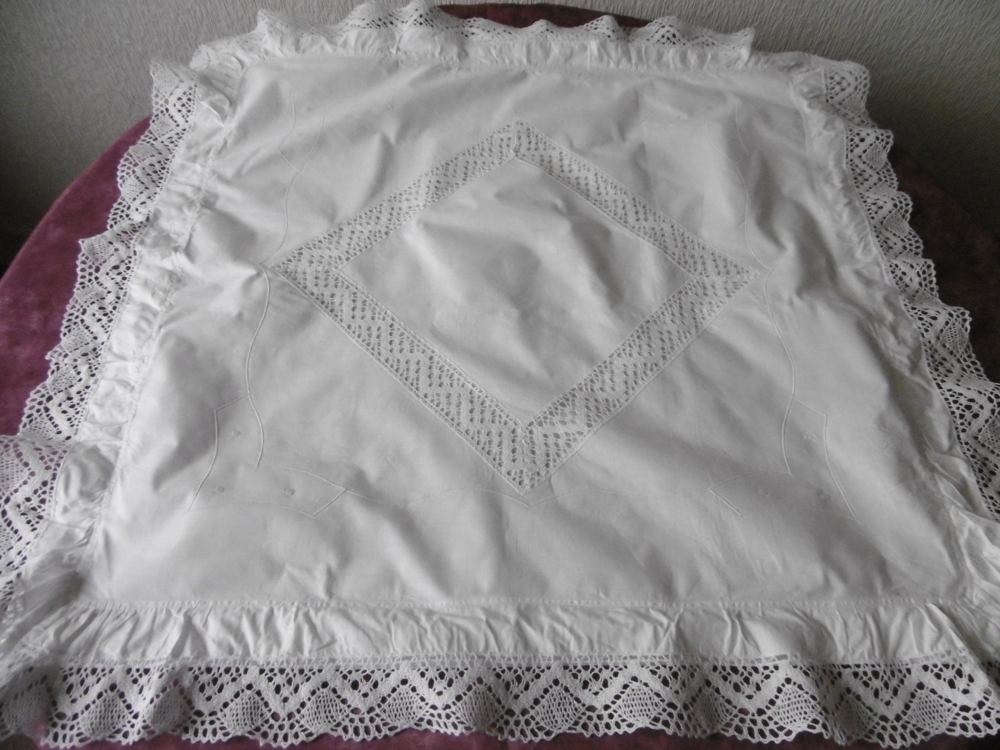 Taie d'oreiller à Volant Terminé Par de La Dentelle avec Jolies Broderies et Entredeux