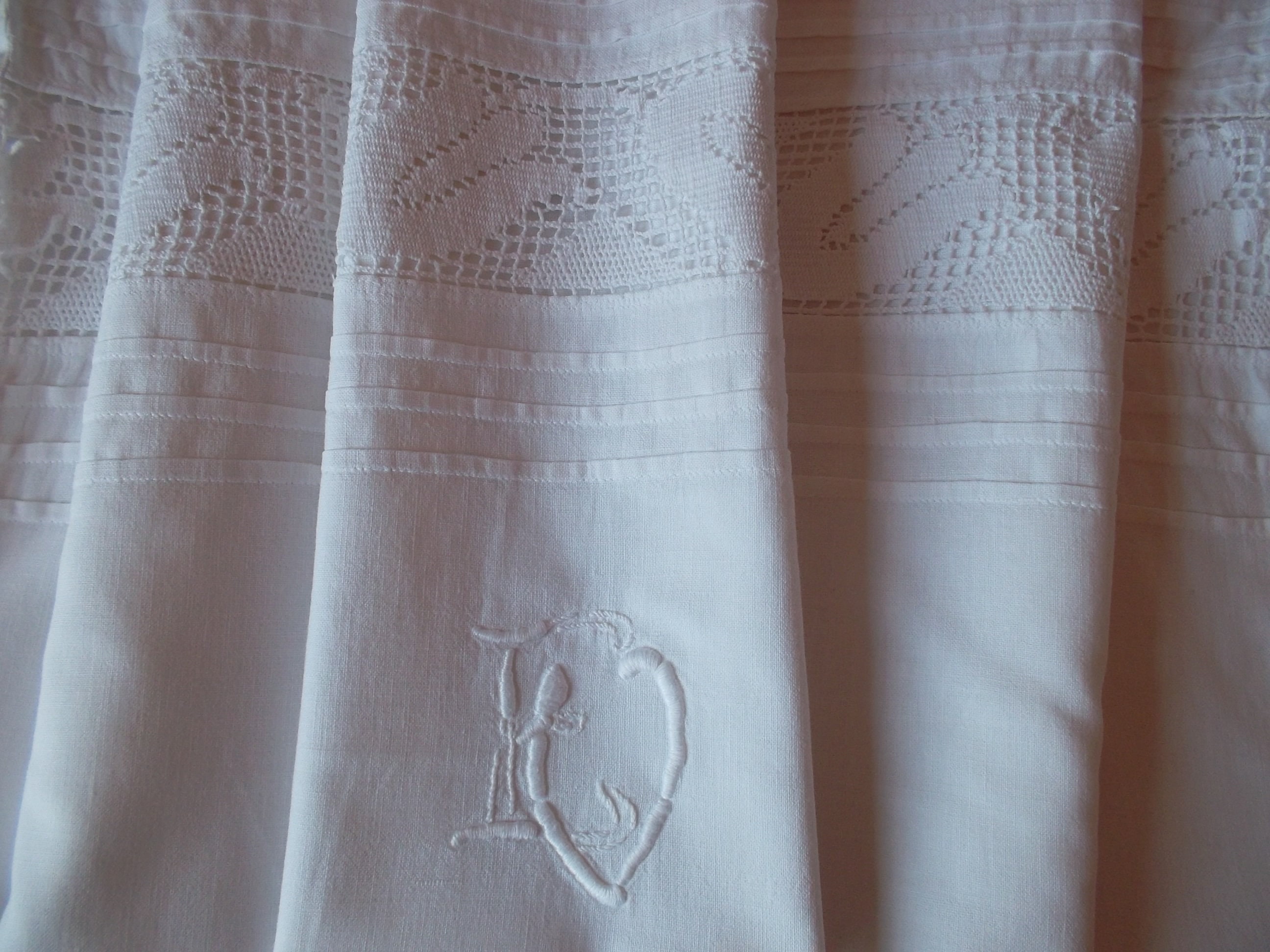 Taie d'oreiller Monogrammée avec Plis Plats et Entredeux