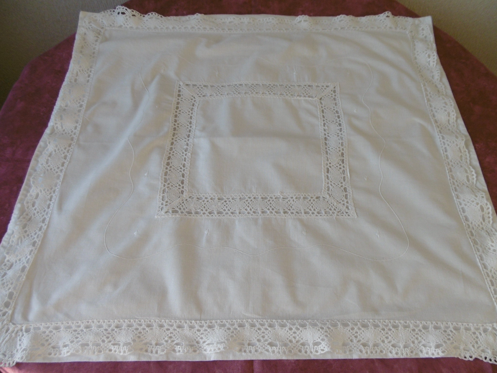 Taie d'oreiller Brodée avec Dentelle sur Le Tour et Au Centre