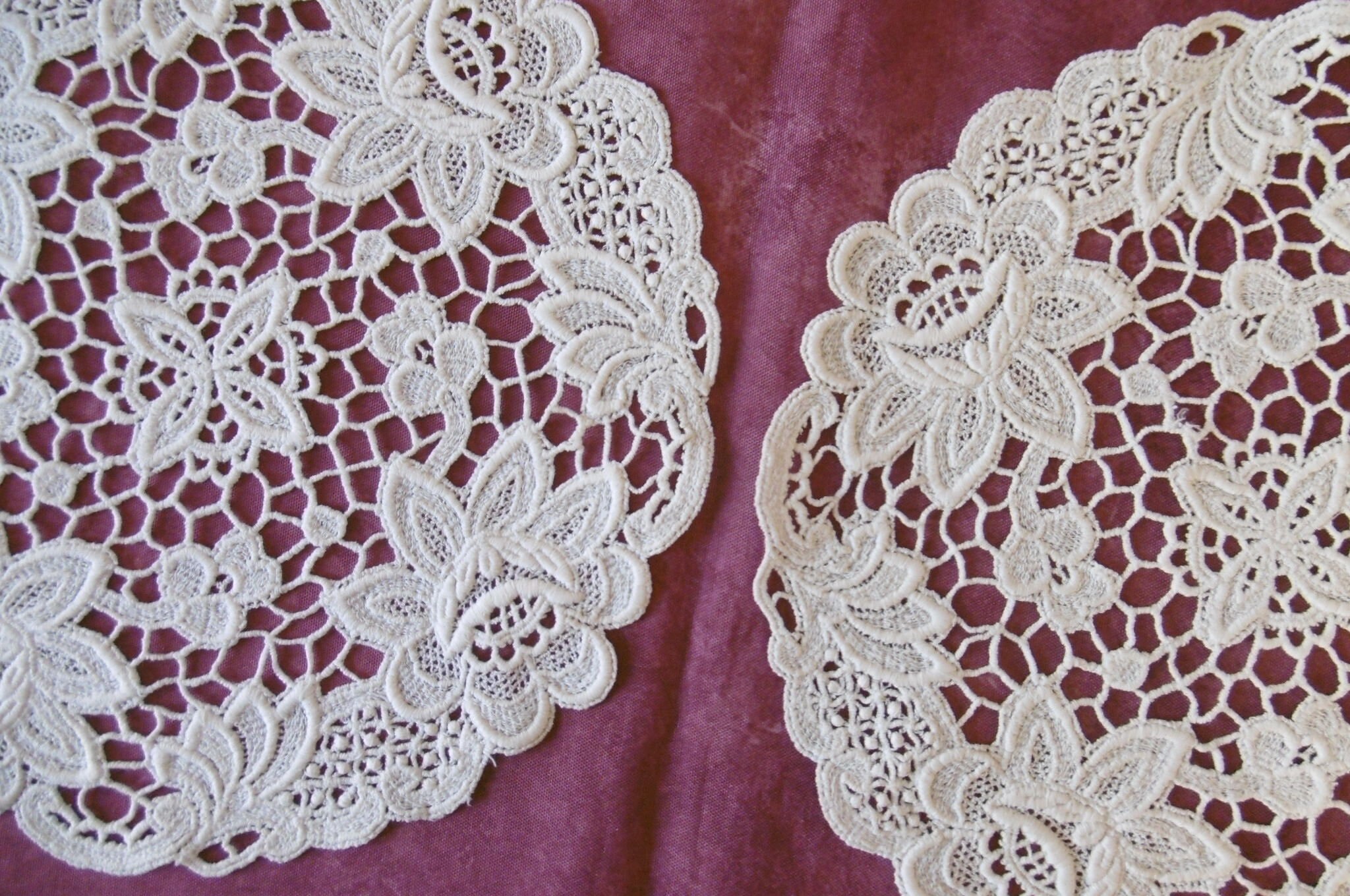 2 Centres ou Dessous de Coupe en Dentelle Venise Mécanique