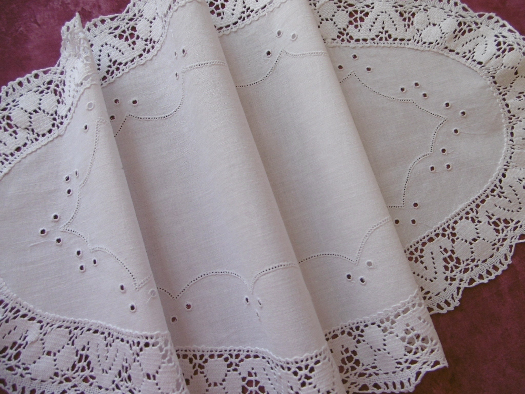 Centre de Table Entouré Dentelle Du Puy avec Jours et Broderies sur La Surface