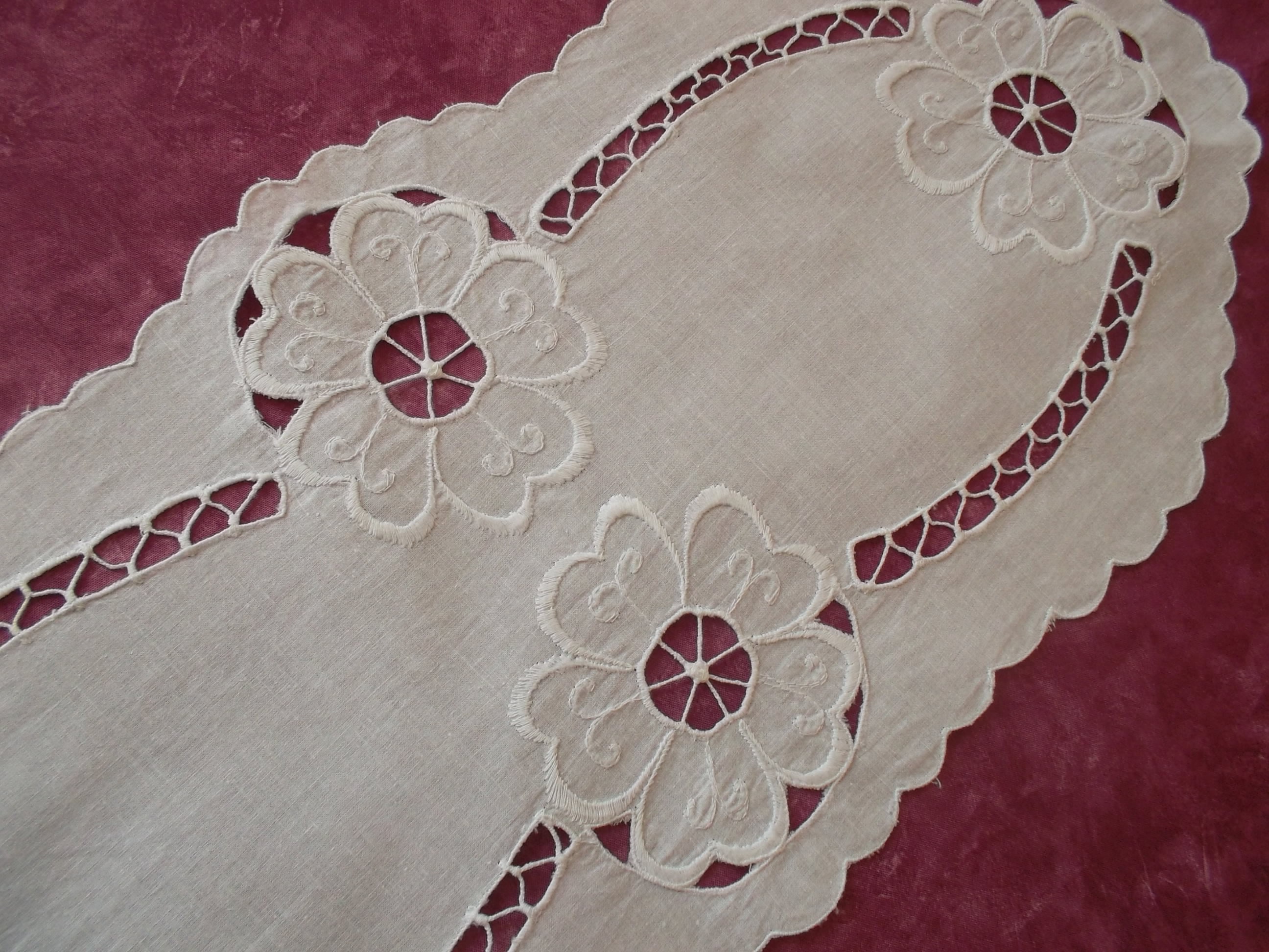 Centre de Table Festonné avec Imposantes Broderies et Jours