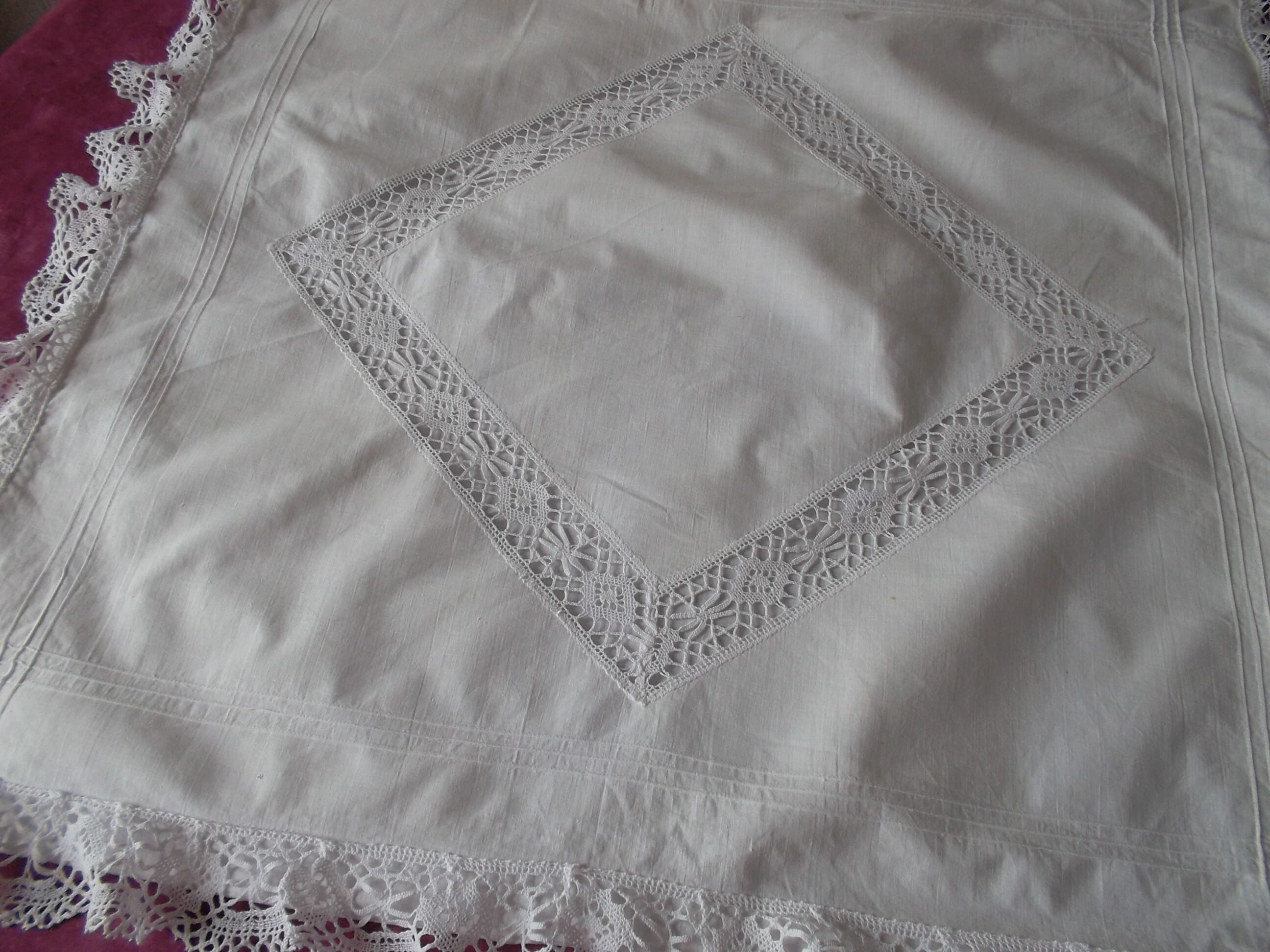 Taie d'oreiller à Volant Terminé Par de La Dentelle Bel Entredeux et Plis Religieuses sur Surface