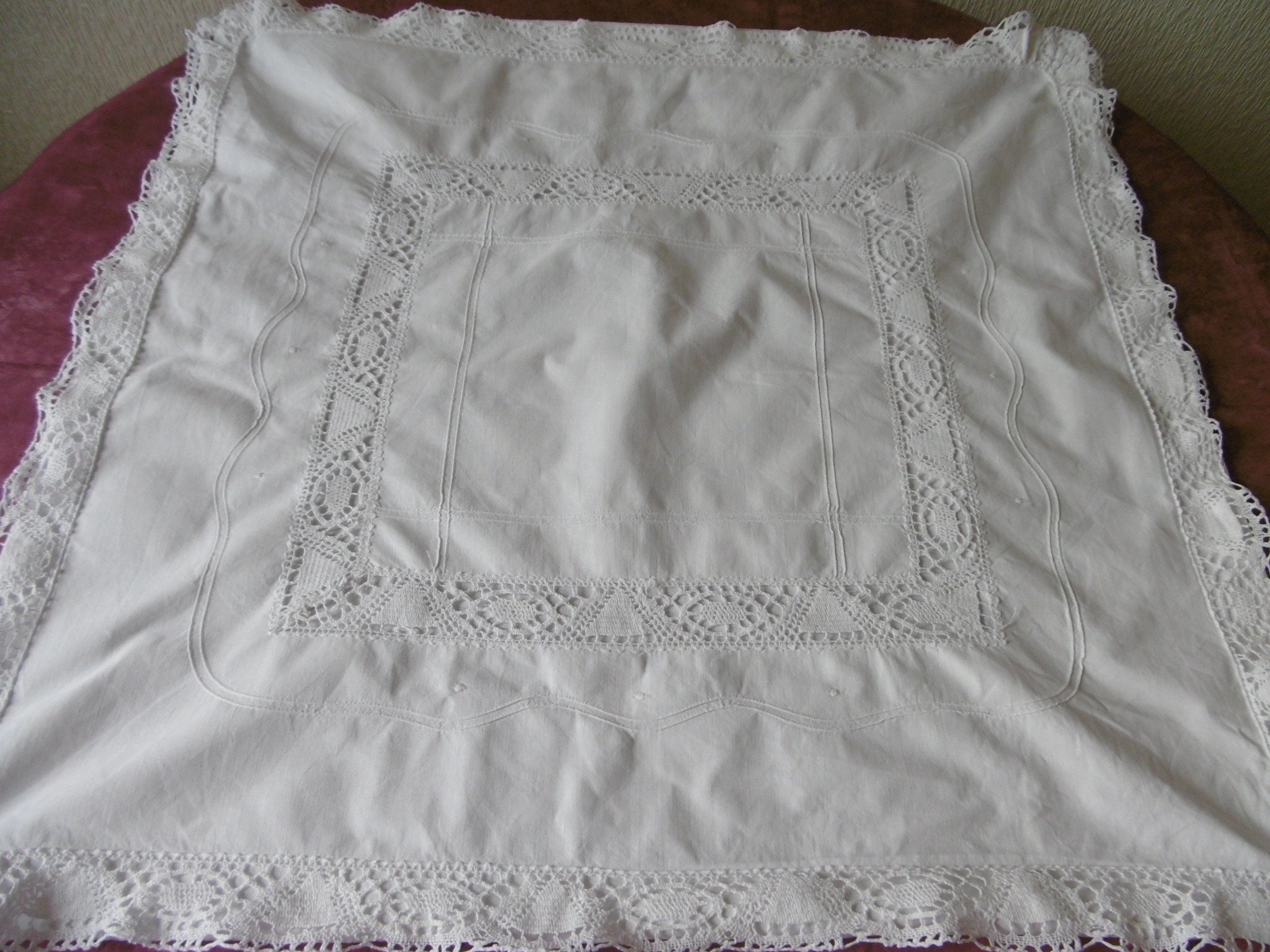 Taie d'oreiller Entourée de Dentelle avec Broderies Autour et à L'intérieur L'entredeux