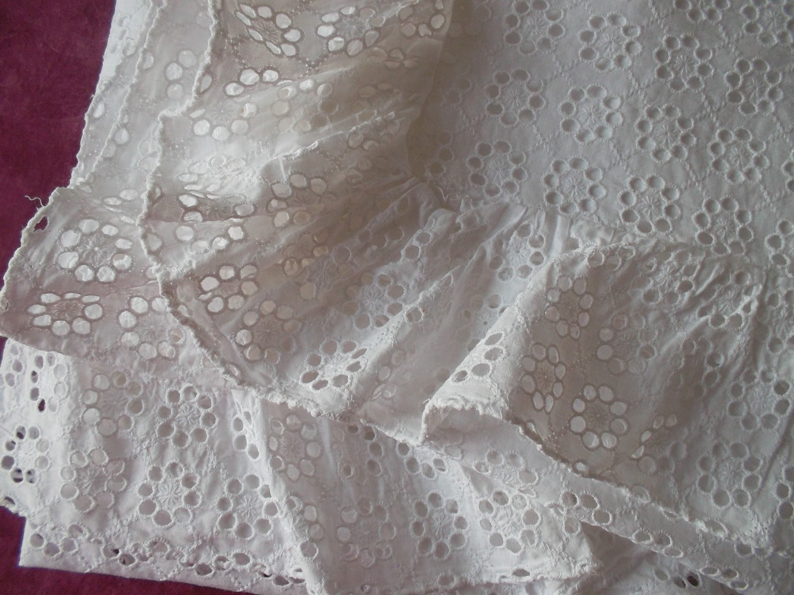 Taie d'oreiller Entourée d'un Volant et Recouverte de Broderies