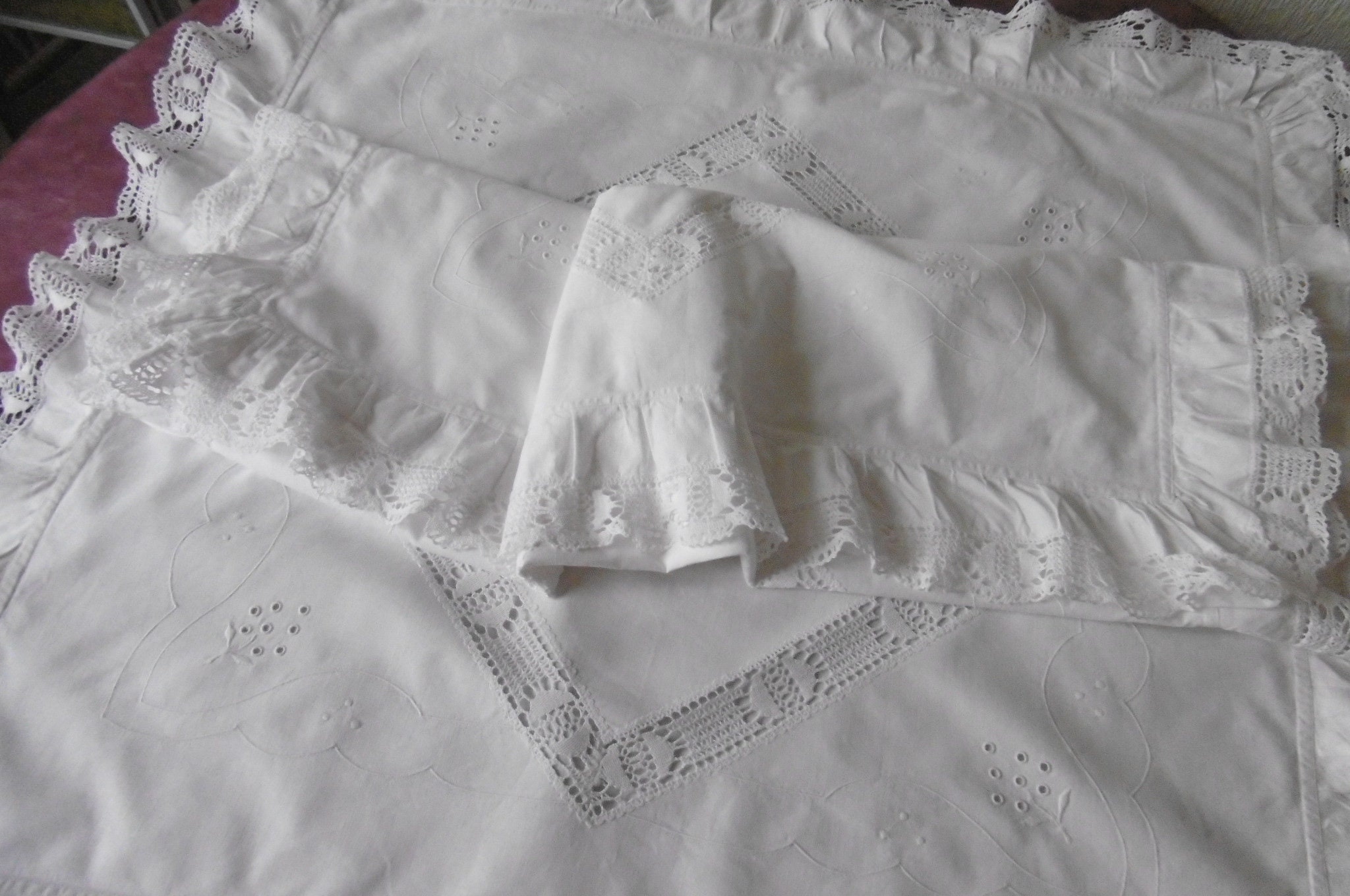 2 Taies Richement Brodées Autour de L'entredeux et Entourées Dentelle