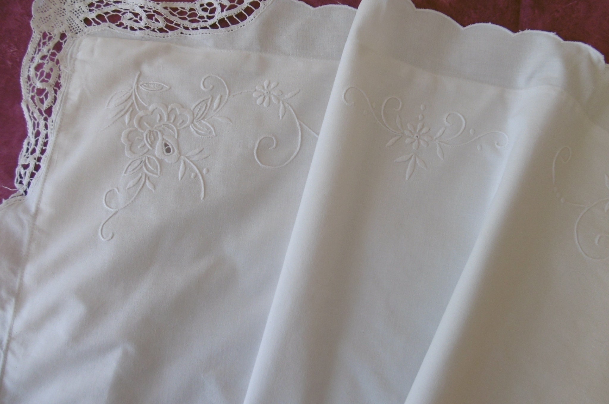 Taie d'oreiller Festonnée avec Dentelle et Petites Broderies