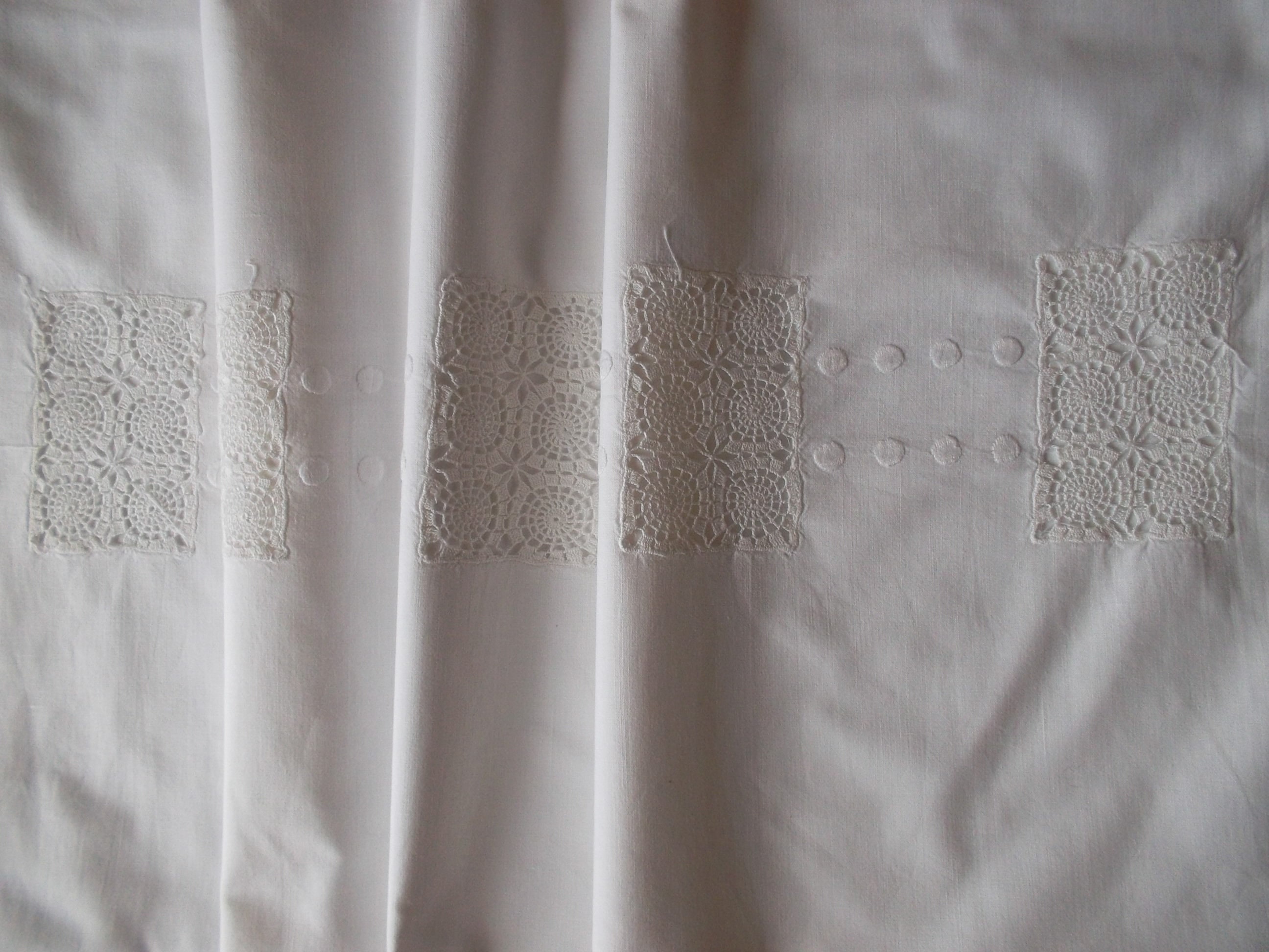 Taie d'oreiller avec Alternance de Broderies et d'insertions Dentelle