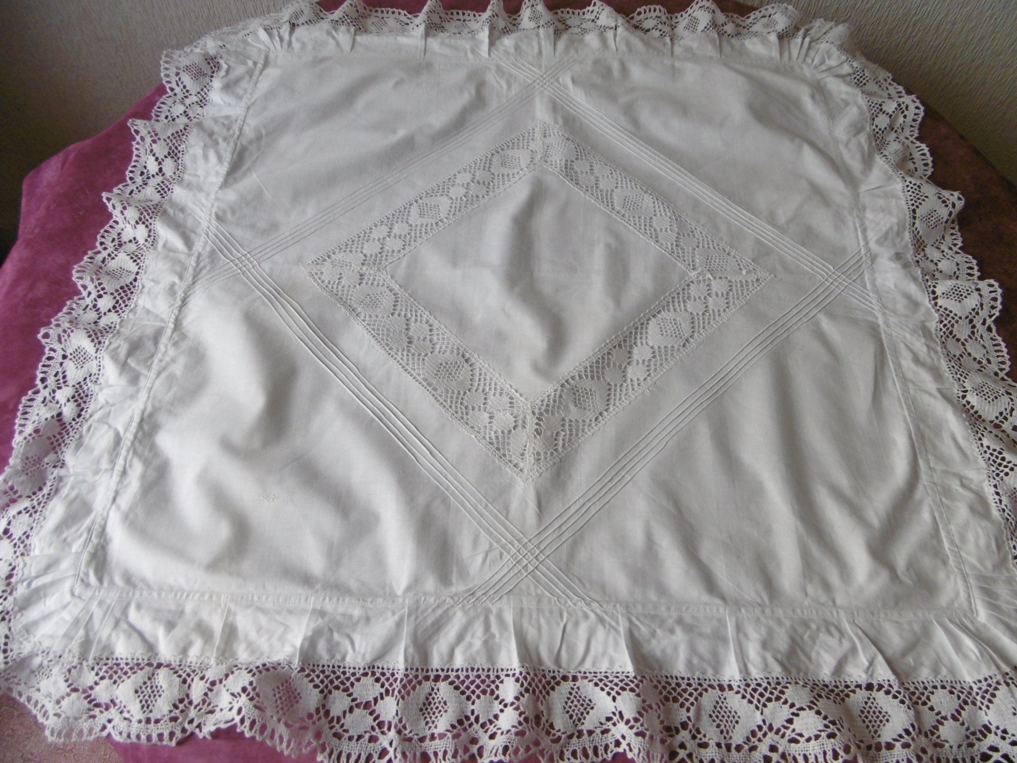 Taie d'ornement Entourée d'un Volant avec Dentelle Bel Entredeux et Plis Plats