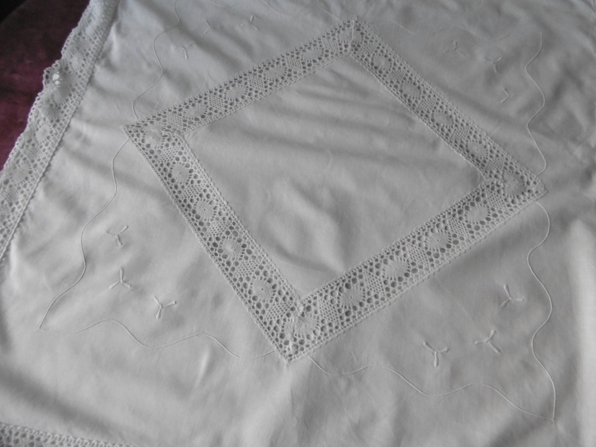 Taie d'oreiller Brodée avec Dentelle sur Le Tour et Au Centre