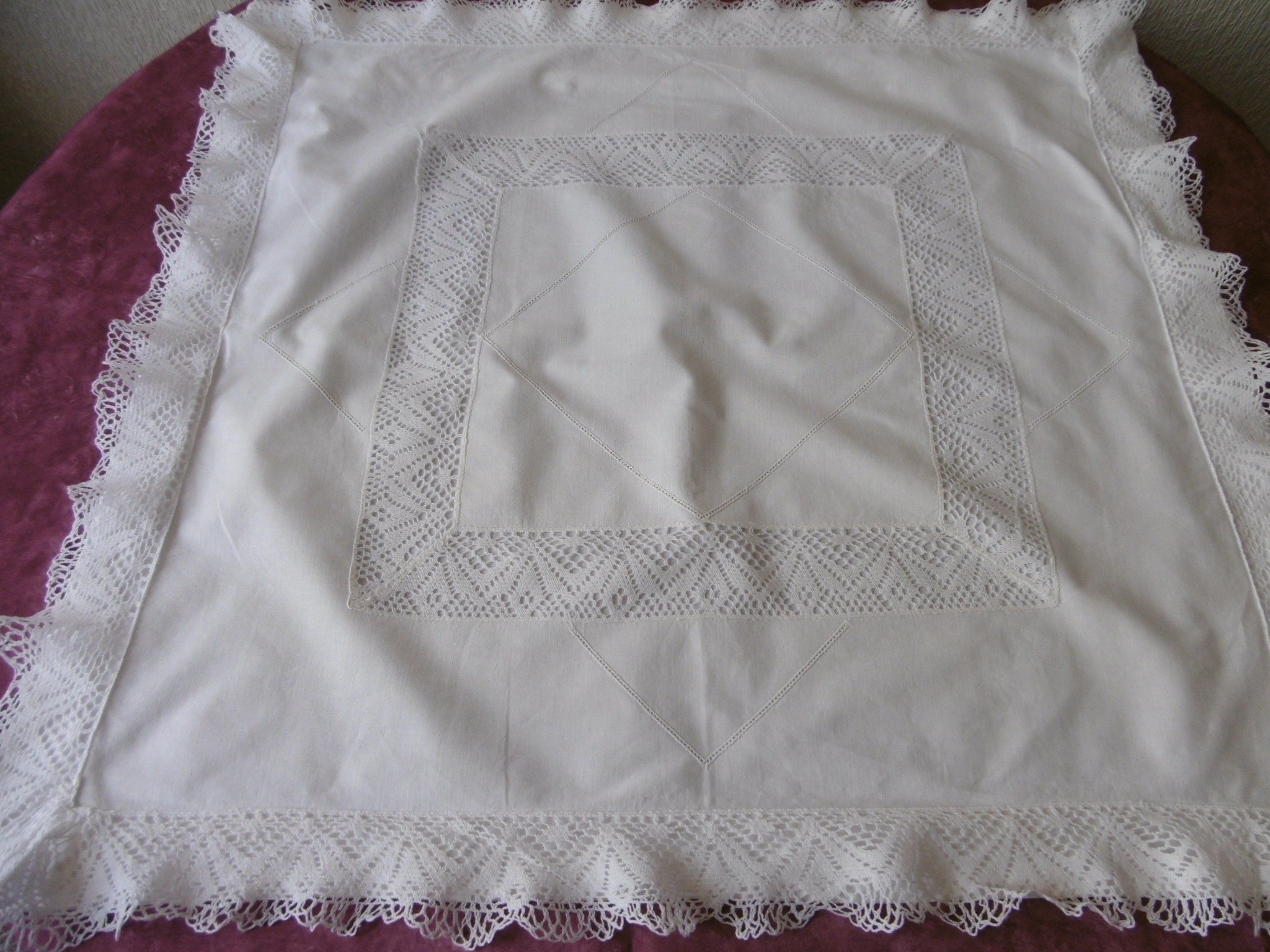 Taie d'oreiller Ajourée avec Dentelle sur Le Tour et Au Centre