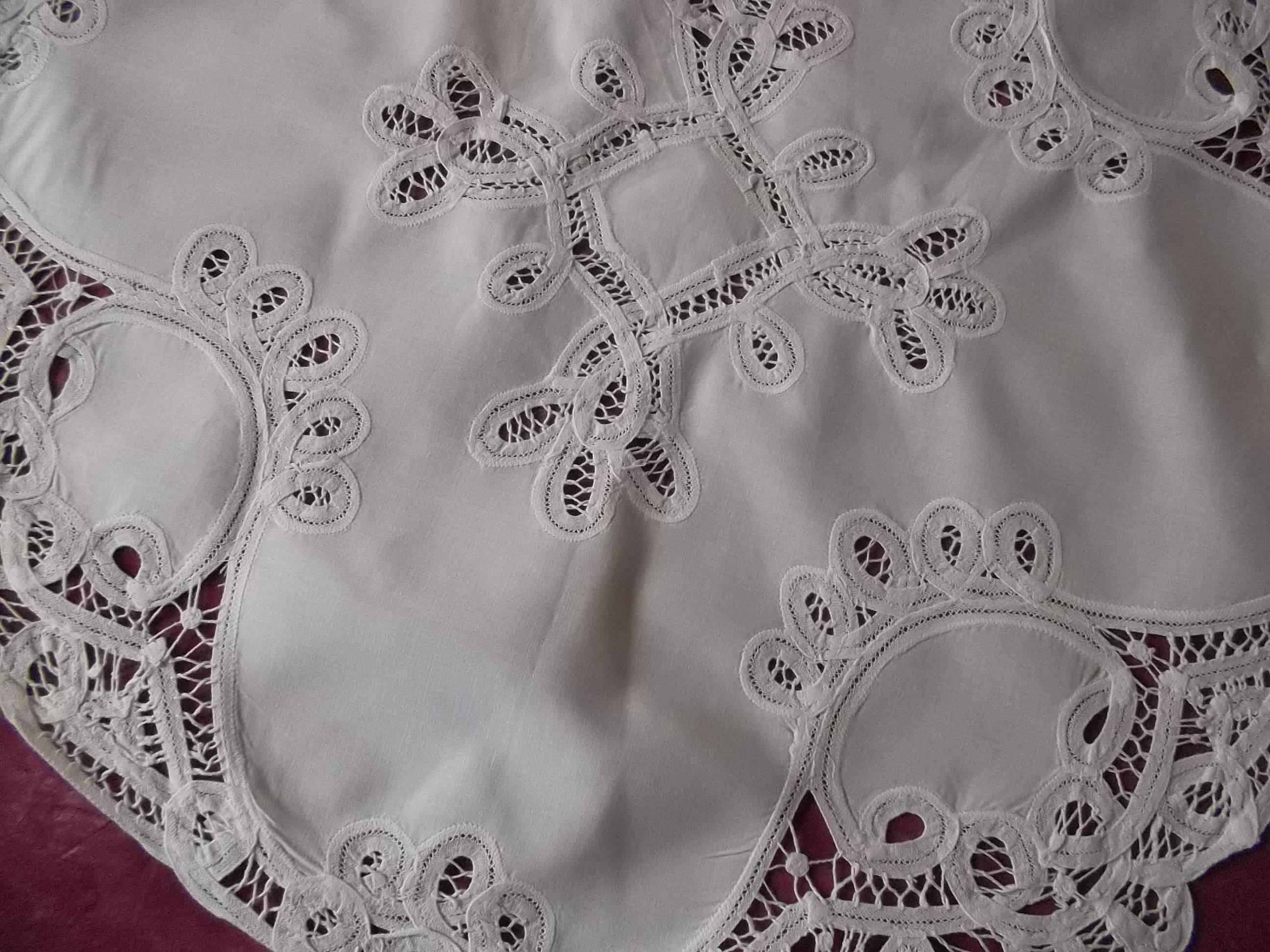 Dessous de Vase ou Coupe avec Dentelle Aux Lacets sur Le Tour et La Surface