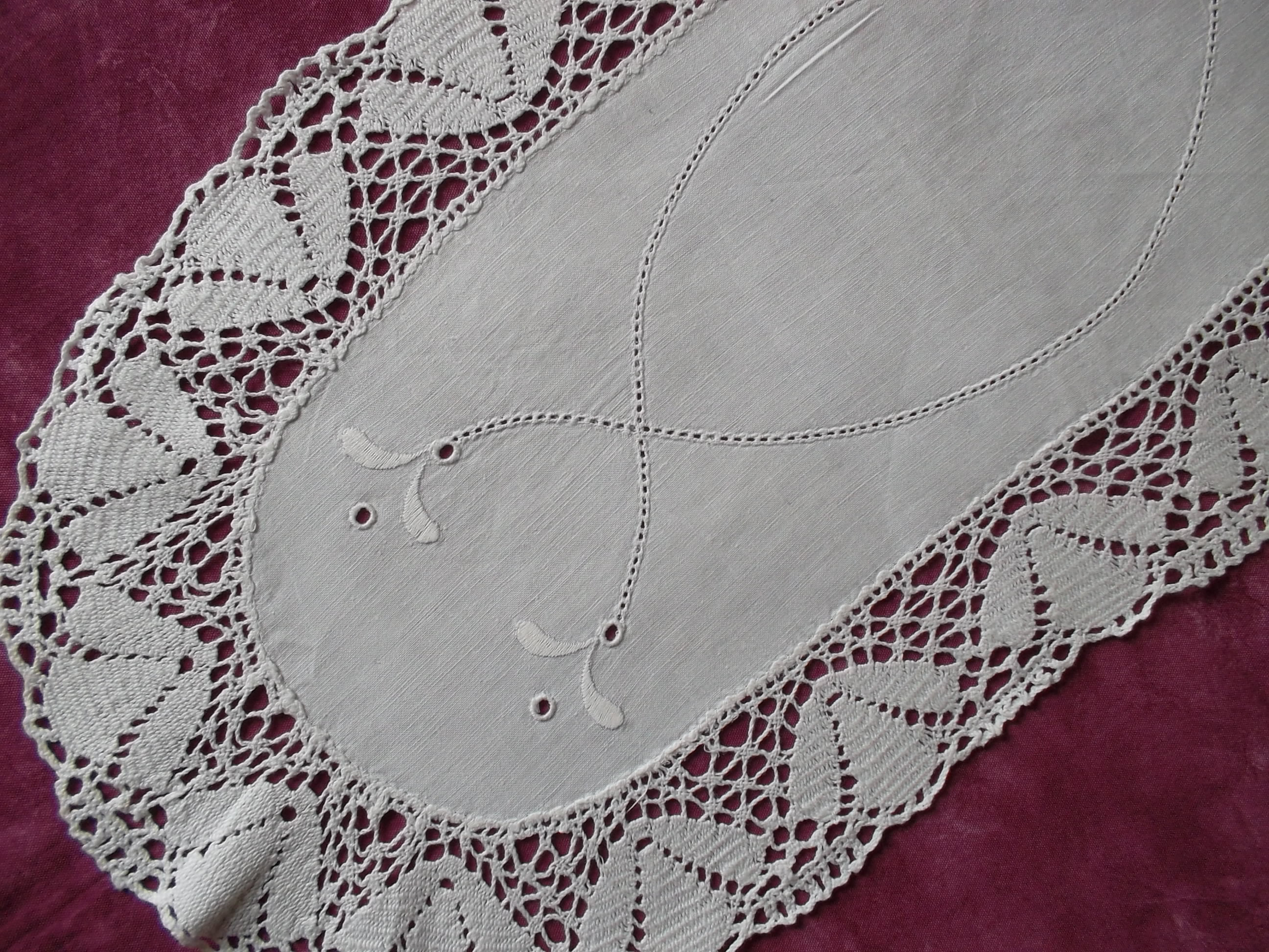 Centre de Table Entouré Dentelle Du Puy avec Jours et Broderies sur La Surface