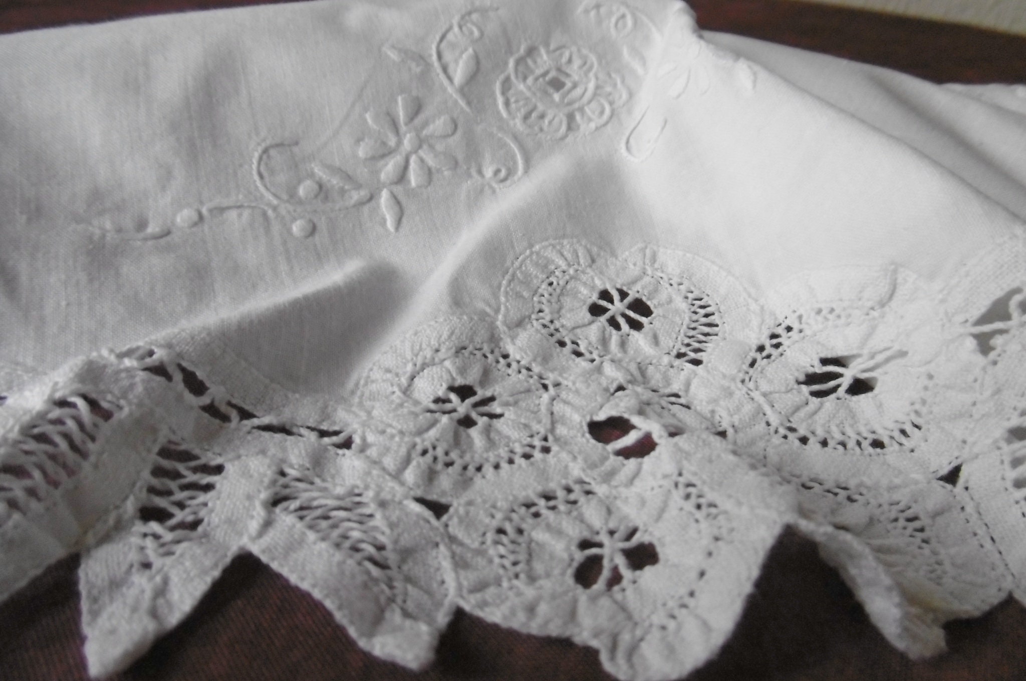 Dessous de Vase ou Coupe Entouré Dentelle et Brodé