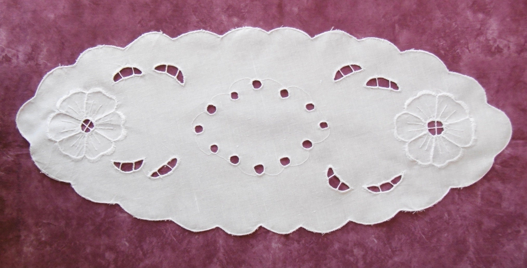 Centre de Table Festonné avec Jolies Broderies et Grands Jours