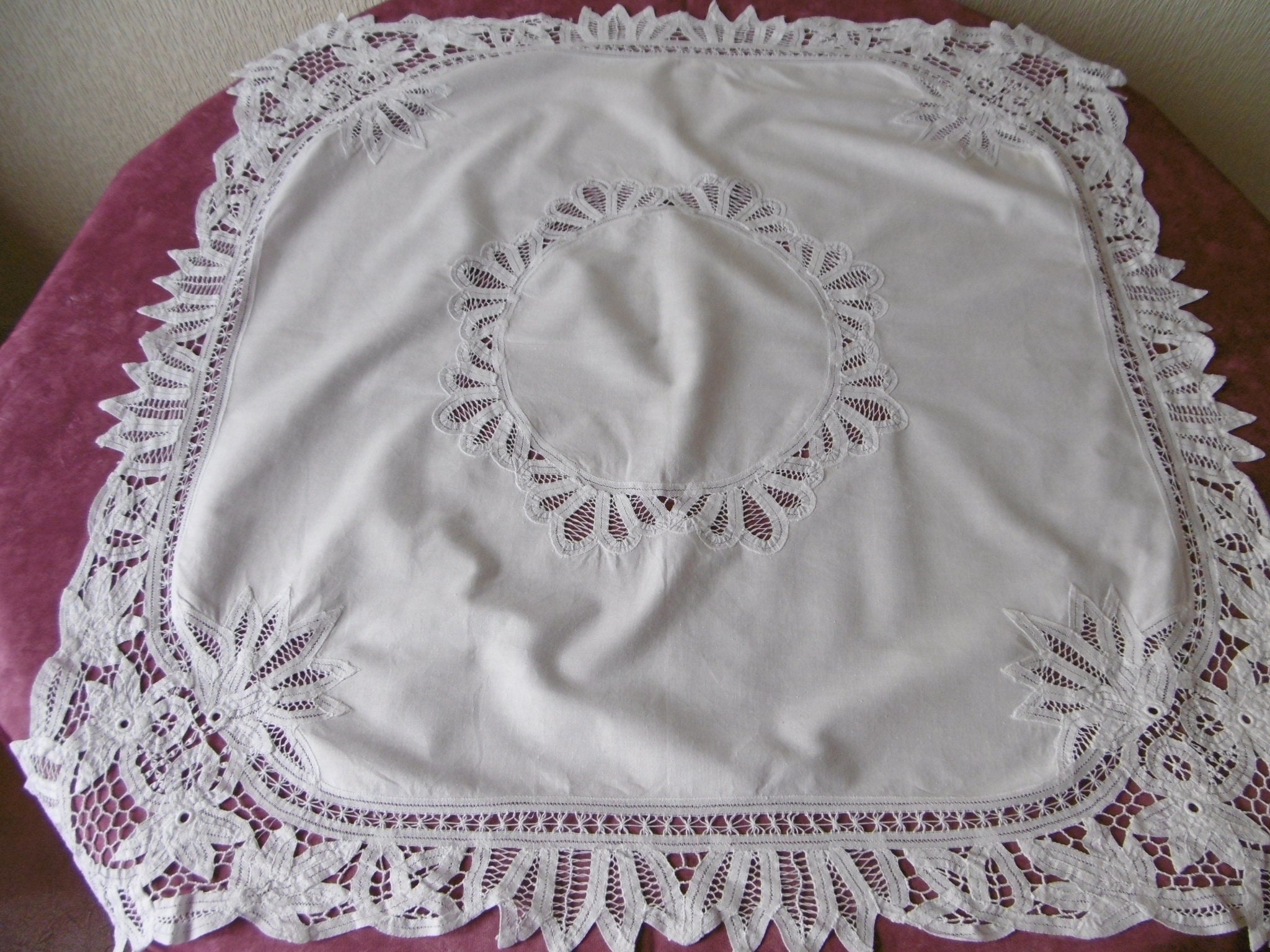 Nappe ou Surnappe avec Entredeux et Dentelle Aux Lacets