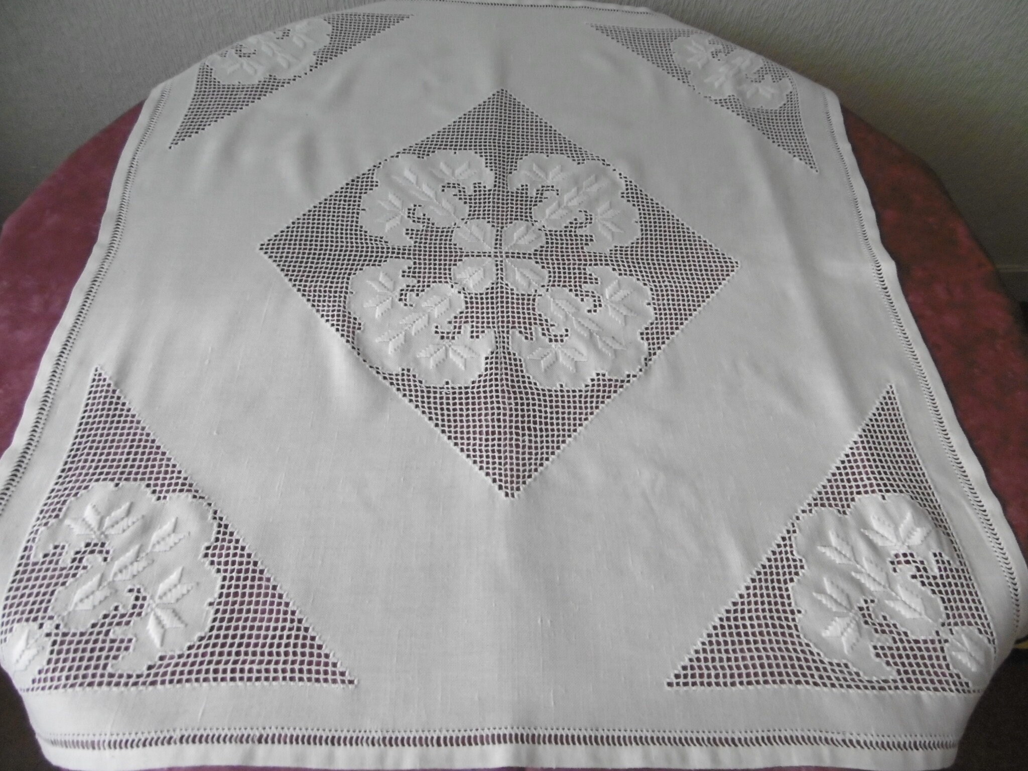 Nappe Recouverte de Broderies Norvégiennes