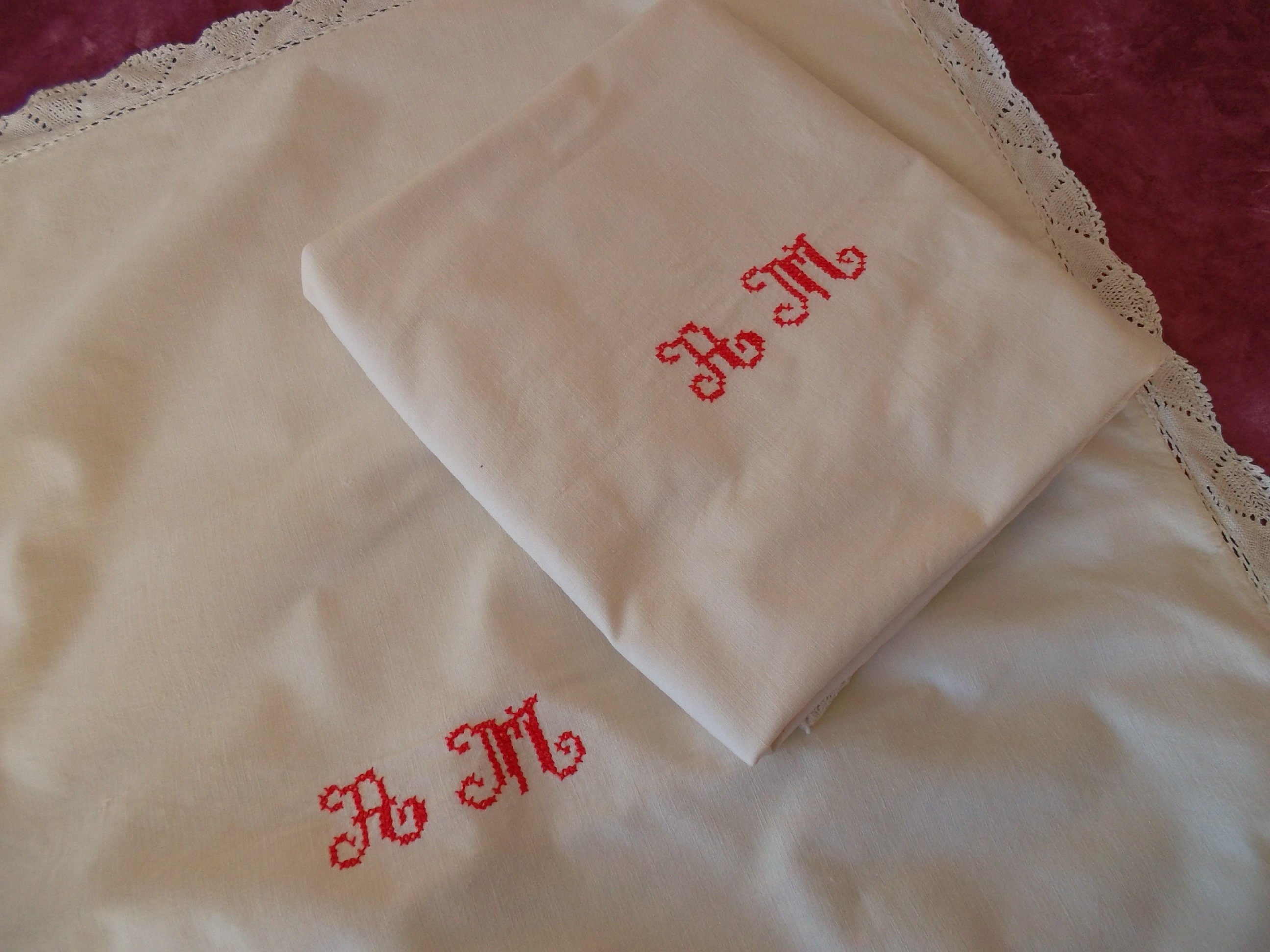 2 Taies Entourées de Dentelle et Brodées en Rouge