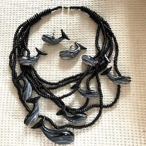 Vtg WHALES Bead Necklace(8 wood carved 3-D figurines- 7 med & 1 Large) on 6 -strands of black PONY bead and matching WHALE Pierced Earrings