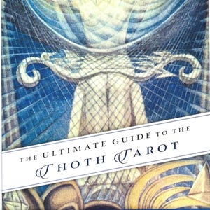 Op de afbeelding: Een boek getiteld The Ultimate Guide to the Thoth Tarot door Johannes Fiebig en Evelin Bürger. De kaft toont een blauw-witte illustratie van een centrale figuur met uitgestrekte armen, tegen een rasterpatroon met gouden accenten.