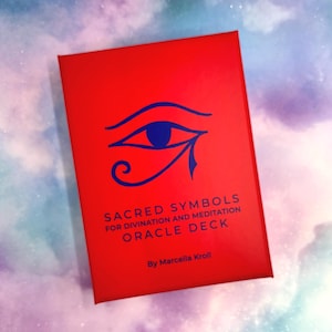 Peut inclure: Un coffret de jeu d'oracle rouge avec un symbole bleu de l'Œil d'Horus et le texte "SACRED SYMBOLS FOR DIVINATION AND MEDITATION ORACLE DECK" et "By Marcella Kroll". La boîte est rectangulaire et posée sur un fond coloré.