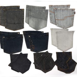 Può includere: Nove paia di tasche di jeans in denim in varie tonalità di blu e grigio. Le tasche sono impilate in tre file di tre.