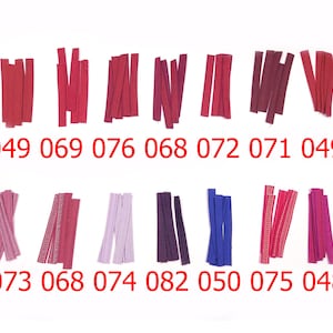 Può includere: Una collezione di cerniere colorate in varie tonalità di rosso, rosa, viola e blu, disposte su sfondo bianco. Ogni cerniera è esposta in un piccolo gruppo. I numeri 049, 069, 076, 068, 072, 071, 073, 074, 082, 050, 075 e 048 sono stampati sotto.