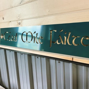 Signo de Céad Míle Fáilte - Signo de metal Céad Míle Fáilte - Cien mil bienvenidas - Trébol irlandés - Signo de bienvenida - Decoración del Día de San Patricio