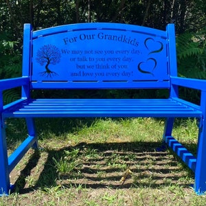 Puede incluir: Un banco de jard&iacute;n de metal azul con un dise&ntilde;o recortado que presenta un &aacute;rbol y las palabras "For Our Grandkids" y "We may not see you every day, or talk to you every day, but we think of you and love you every day!"