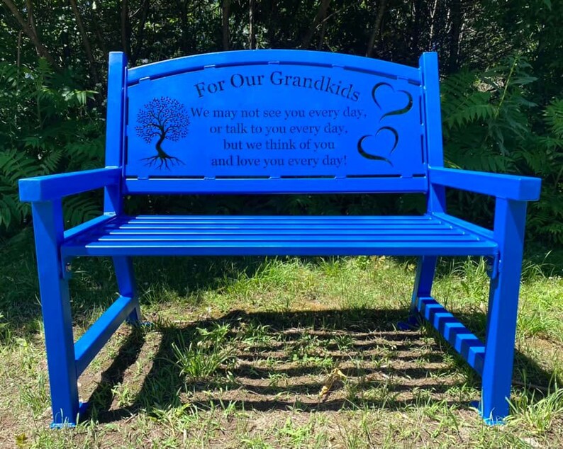 Puede incluir: Un banco de jard&iacute;n de metal azul con un dise&ntilde;o recortado que presenta un &aacute;rbol y las palabras "For Our Grandkids" y "We may not see you every day, or talk to you every day, but we think of you and love you every day!"