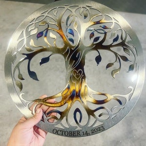 Peut inclure: Une &oelig;uvre d'art murale en m&eacute;tal repr&eacute;sentant un arbre de vie avec une finition brune, bleue et dor&eacute;e. L'arbre a des branches et des feuilles complexes. Les racines sont visibles au bas de l'arbre. La date "OCTOBER 14, 2023" est inscrite au bas de l'&oelig;uvre d'art.