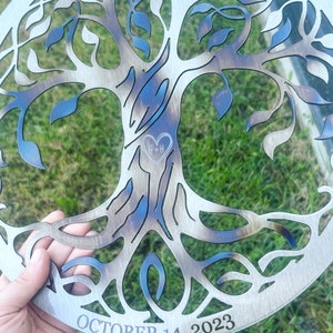 Peut inclure: Une d&eacute;coration murale en m&eacute;tal en forme d'arbre de vie avec un c&oelig;ur au centre qui dit "F+H" et la date "OCTOBER 14, 2023" en bas.