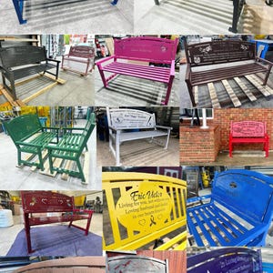 Puede incluir: Un collage de 10 bancos de metal diferentes con varios colores y grabados personalizados. Los bancos est&aacute;n hechos de metal con un acabado de pintura en polvo. Los grabados incluyen nombres, fechas y mensajes. Los bancos son de diferentes colores, incluyendo azul, negro, rosa, marr&oacute;n, gris, rojo, amarillo y azul.