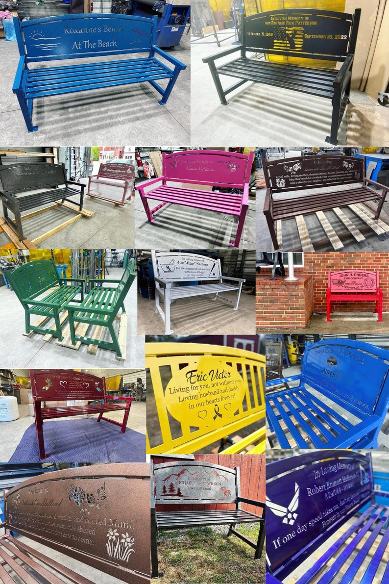 Puede incluir: Un collage de 10 bancos de metal diferentes con varios colores y grabados personalizados. Los bancos est&aacute;n hechos de metal con un acabado de pintura en polvo. Los grabados incluyen nombres, fechas y mensajes. Los bancos son de diferentes colores, incluyendo azul, negro, rosa, marr&oacute;n, gris, rojo, amarillo y azul.
