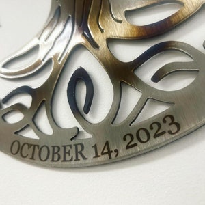 Peut inclure: Une d&eacute;coration en m&eacute;tal en forme d'arbre de vie avec un motif d&eacute;coup&eacute; et la date "OCTOBER 14, 2023" grav&eacute;e sur le bas.
