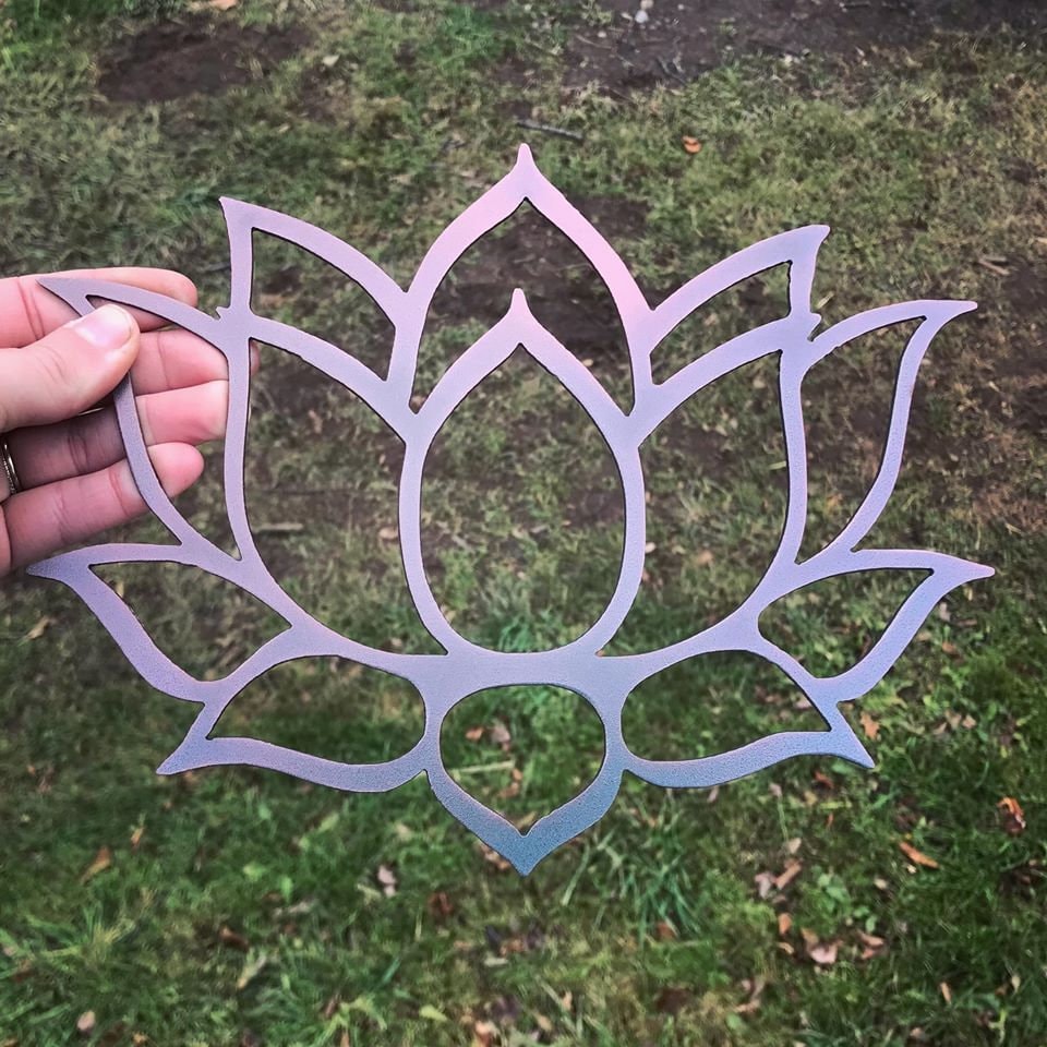 Loto in metallo - Decorazione da parete a forma di loto - Fiore di loto in metallo da appendere alla parete - Decorazione da salone - Decorazione zen, yoga e buddista - Minimalista - Decorazione da parete