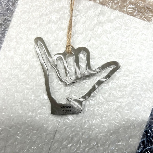 Adorno metálico colgante - Adorno Shaka - Adorno metálico personalizado - Regalo hawaiano - Regalo de surfista Aloha - Regalo para colgar - Regalo de Navidad